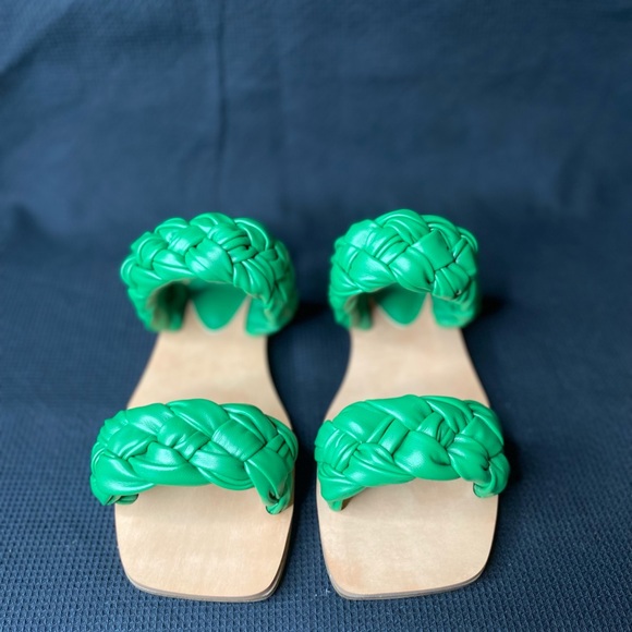 GUESS Raign Puffy Woven Flat Sandals. Size 5. Medium Green. - Picture 8 of 8